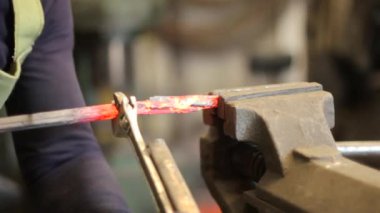 dükkanda çalışan demirci