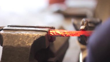 dükkanda çalışan demirci