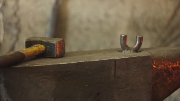 le marteau frappe l'enclume 