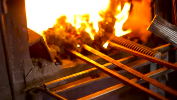 dans le four mettre le bois 