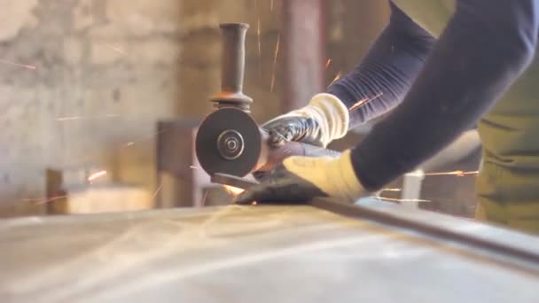 Sawing the iron sparks — Stock Video