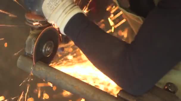 Sawing the iron sparks — Stock Video