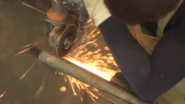 Sawing the iron sparks — Stock Video