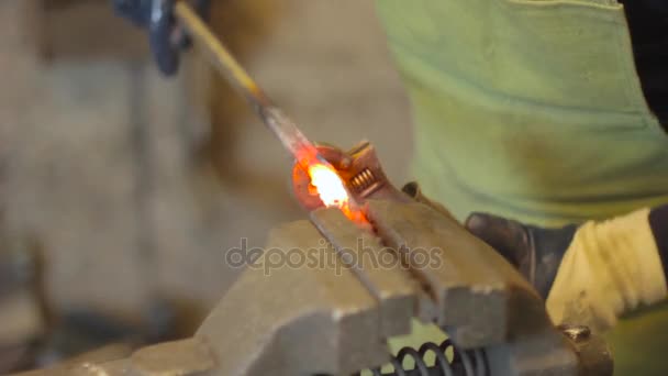 Blacksmith working in shop — Stock Video