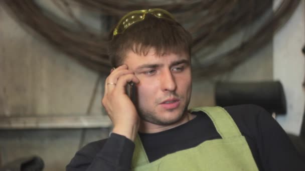 Trabajador hablando por teléfono — Vídeos de Stock