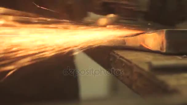 travailleur meule métal 