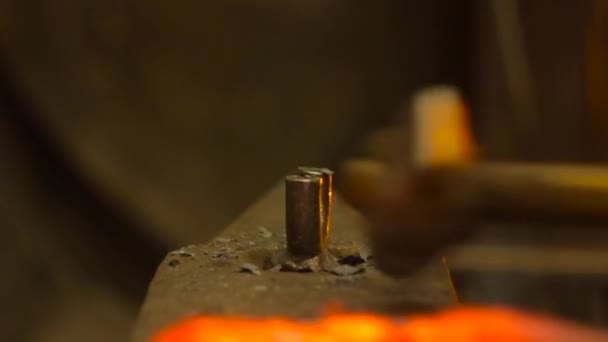 le marteau frappe l'enclume 