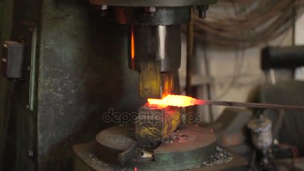 Martillo de forja automática — Vídeo de stock