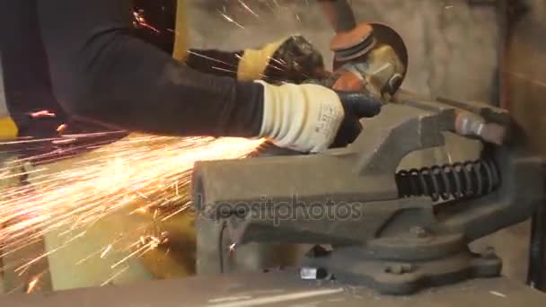 Sawing the iron sparks — Stock Video