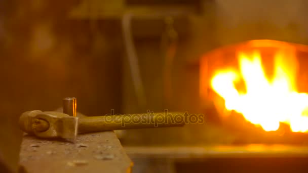 在近火处铁锤和铁砧 — 图库视频影像