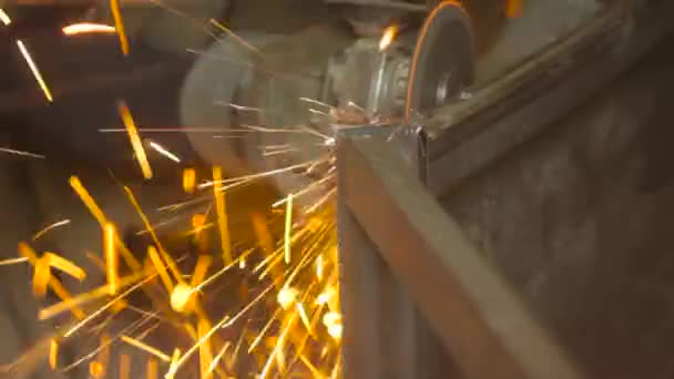 Trabajador muele metal — Vídeos de Stock