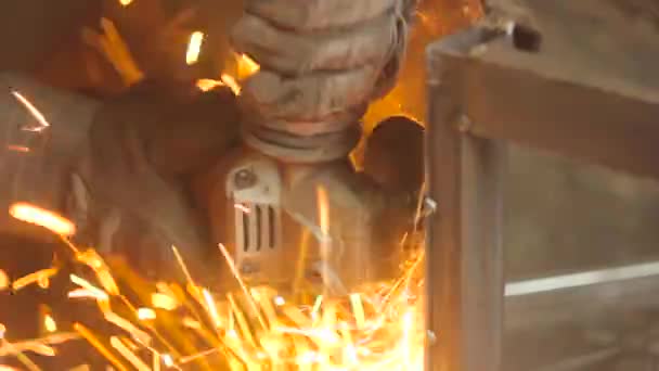 Arbeiter schleift Metall — Stockvideo