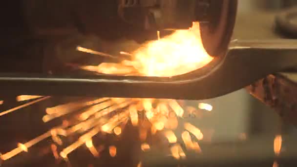 Metal işçisi biler — Stok video