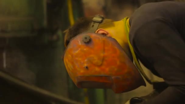 Master welding iron — Stock Video