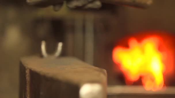 Молоток і ковадло біля вогню — стокове відео