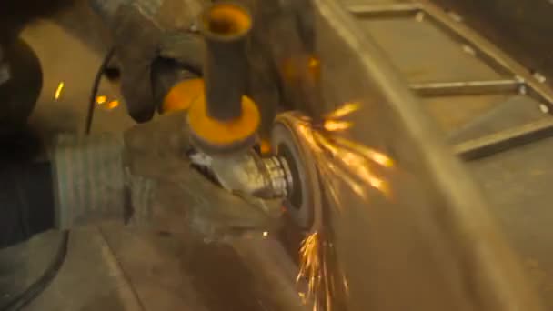 労働者は、金属を磨く — ストック動画