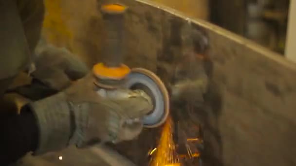 Рабочий измельчает металл — стоковое видео