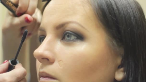 Make-up meisje doet make-up — Stockvideo