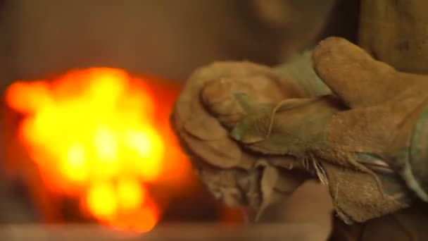 Maître en gants dans l'atelier 