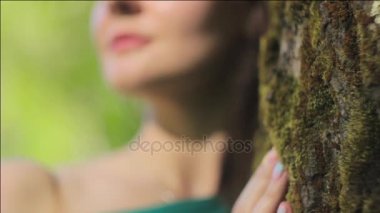 Bir ağaç içinde kadın