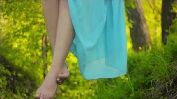 Womens benen bengelen en swing — Stockvideo