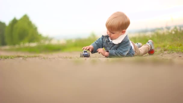 Chłopiec jeździ samochód na wsi — Wideo stockowe