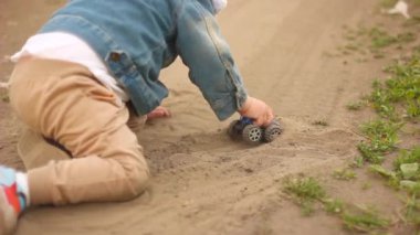 Çocuk bir araba kırsal kesimde kullanıyor.