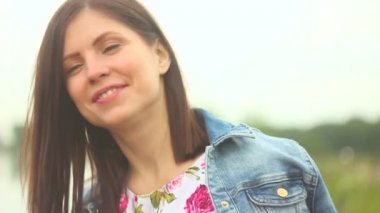 Kız doğada yürüyüş