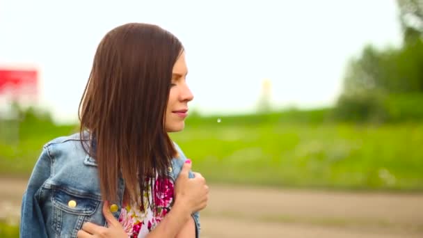 Ragazza passeggiando nella natura — Video Stock