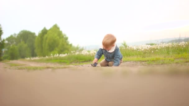 Le garçon conduit une voiture à la campagne — Video