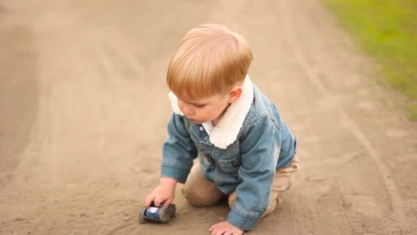 Çocuk bir araba kırsal kesimde kullanıyor. — Stok video