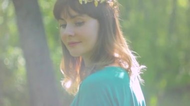 Bir ağaç içinde kadın