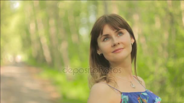 Eine Frau geht durch den Wald — Stockvideo