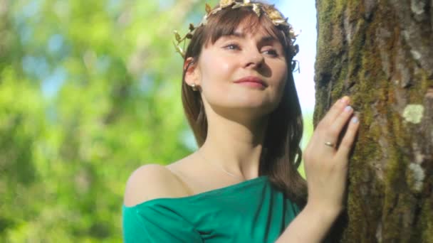 Женщина в платье из дерева — стоковое видео
