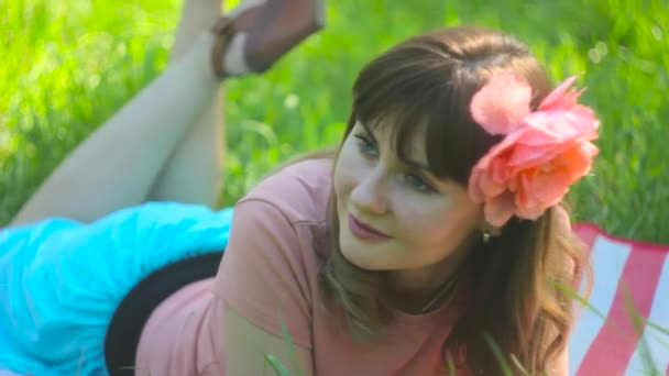 Женщина лежит на траве — стоковое видео