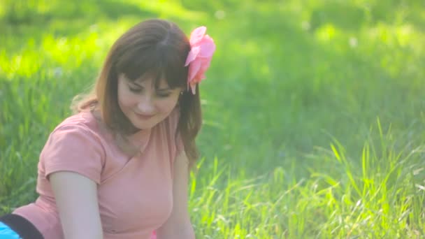 女性は、草に横たわる — ストック動画