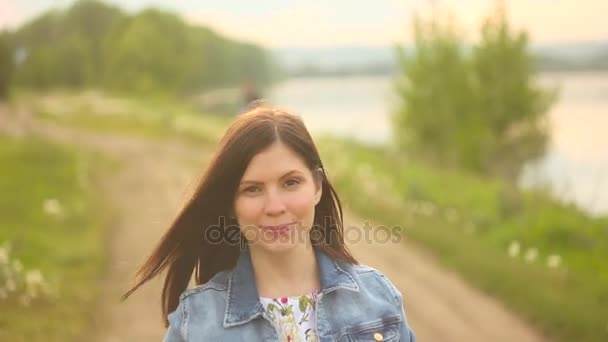 Mujer en un vestido de río — Vídeos de Stock