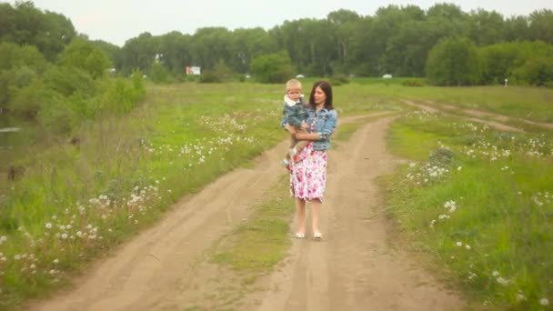 Mãe com uma criança ao ar livre — Vídeo de Stock