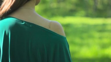 Bir ağaç içinde kadın