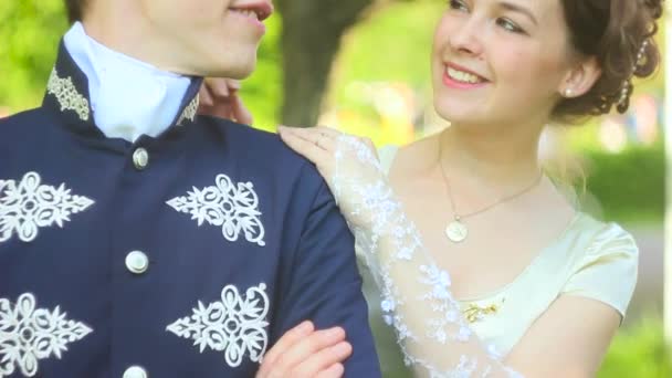 Couple aimant en costumes — Video