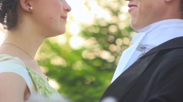 Mencintai pasangan berjas — Stok Video