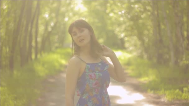 Une femme marche dans les bois — Video