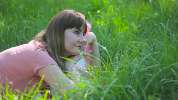 De vrouw ligt op het gras — Stockvideo