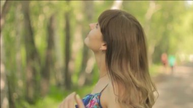 Bir kadın ormanda yürür