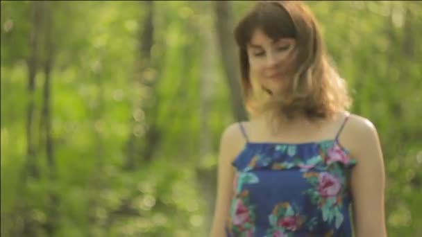 Bir kadın ormanda yürür — Stok video