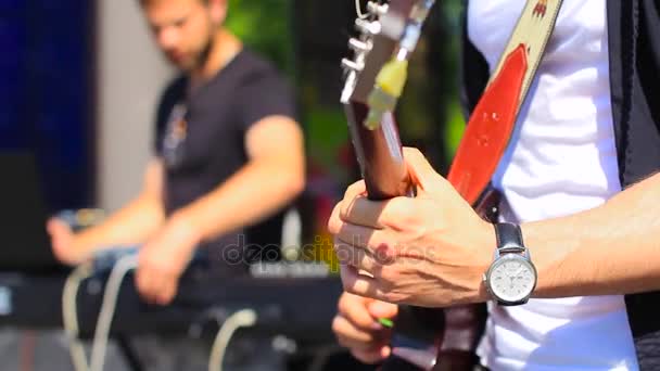 Oroszország, Novokuznetsk - 2017. június 27.: A gitáros játszik az utcán — Stock videók