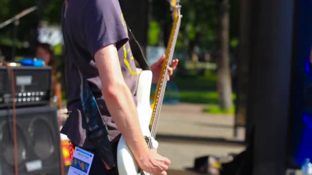 Росія, Новокузнецьк - 27 червня 2017: Музикантів вулиць — стокове відео