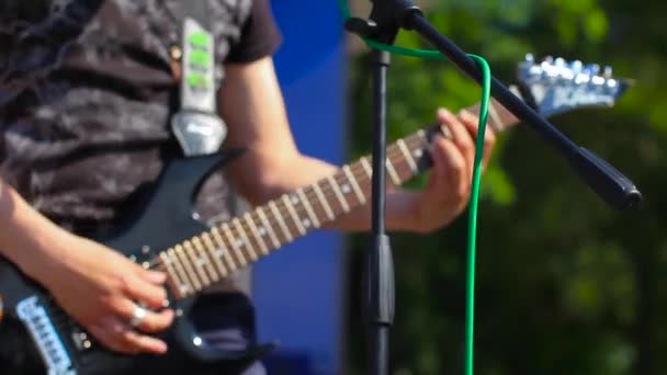 Rusland, Novokoeznetsk - 27 juni, 2017: Muzikanten straten — Stockvideo