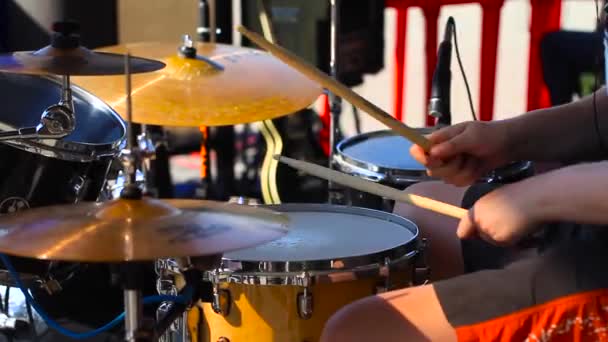 Rússia, Novokuznetsk - 27 de junho de 2017: toca bateria close-up — Vídeo de Stock