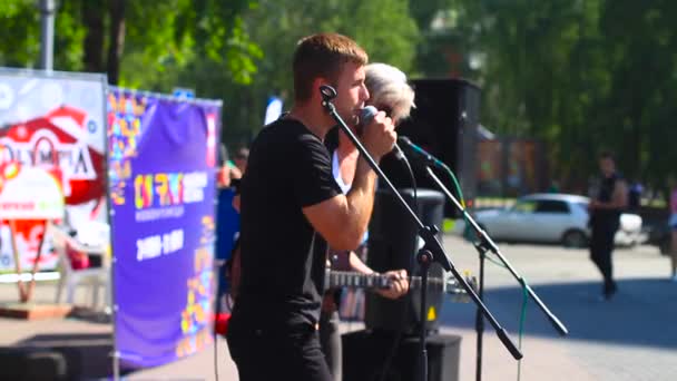 Russia, Novokuznetsk - June 27, 2017: Musicians streets — Stock Video